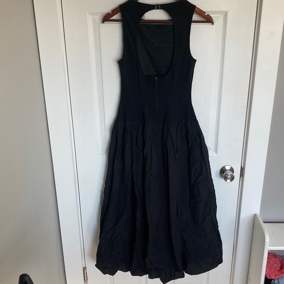 Elegant Black Sleeveless Dress - Picture 1 of 7